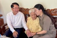 Phó Chủ tịch UBND thành phố Lê Khắc Nam thăm, tặng quà người có công trên địa bàn quận Hải An