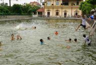 Nguy hiểm hồ bơi tự phát ngay dưới biển cấm ở Hải Phòng