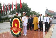 Đoàn đại biểu MTTQ Việt Nam thành phố dâng hương tưởng niệm các Anh hùng liệt sĩ và đồng chí Nguyễn Đức Cảnh