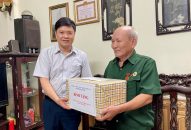 Phó Chủ tịch UBND thành phố Hoàng Minh Cường thăm và tặng quà người có công với cách mạng tại quận Kiến An