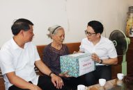 Trưởng Ban Dân vận Thành ủy thăm, tặng quà gia đình có công trên địa bàn quận Kiến An nhân dịp kỷ niệm 77 năm Ngày Thương binh, Liệt sĩ