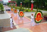 Đoàn đại biểu lãnh đạo thành phố dâng hương tưởng niệm các Anh hùng Liệt sĩ và đồng chí Nguyễn Đức Cảnh