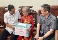 Chủ tịch UBND thành phố Nguyễn Văn Tùng thăm, tặng quà gia đình người có công với cách mạng tại quận Lê Chân