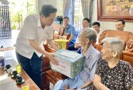 Trưởng Ban Nội chính Thành uỷ thăm, tặng quà các gia đình chính sách, người có công dịp 27/7 trên địa bàn huyện Kiến Thuỵ