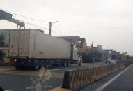 Xử lý một trường hợp điều khiển xe container đi ngược chiều trên tuyến đường Quốc lộ 10 (Vĩnh Bảo)
