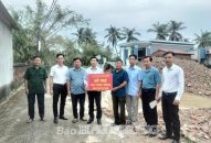 Ủy ban MTTQ Việt Nam huyện Vĩnh Bảo: Trao kinh phí hỗ trợ 29 hộ nghèo xây, sửa nhà ở