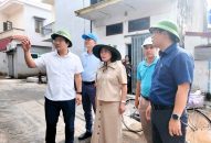 Trưởng Ban Tuyên giáo Thành ủy thăm, tặng quà hỗ trợ một số hộ gia đình tại quận Đồ Sơn bị thiệt hại trong cơn Bão số 3