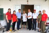 Hội Chữ thập đỏ thành phố trao tặng hỗ trợ cho người dân bị thiệt hại nặng nề do Bão số 3 tại quận Đồ Sơn