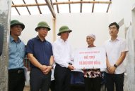 Chủ tịch Ủy ban MTTQ Việt Nam thành phố thăm hỏi, trao kinh phí hỗ trợ cho các hộ nghèo bị ảnh hưởng bởi Bão số 3 tại quận Đồ Sơn và huyện Kiến Thụy