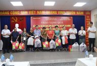 Phó Bí thư Thường trực Thành ủy Đỗ Mạnh Hiến trao quà hỗ trợ các hộ dân tạm lánh do ảnh hưởng của Bão số 3 trên địa bàn quận Lê Chân