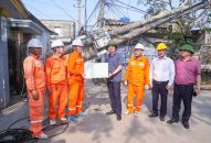 Phó Chủ tịch UBND thành phố Hoàng Minh Cường kiểm tra công tác khôi phục hạ tầng viễn thông và mạng lưới điện sau Bão số 3 tại huyện Cát Hải