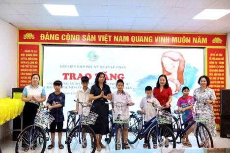 Trao tặng xe đạp và hỗ trợ kinh phí cho trẻ em mồ côi có hoàn cảnh khó khăn trên địa bàn quận Lê Chân