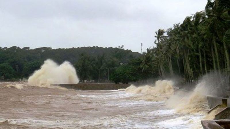 Chủ động ứng phó áp thấp nhiệt đới gần Biển Đông có thể mạnh thành bão