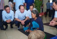 Bí thư Thành ủy thăm hỏi, tặng quà, động viên người dân được di chuyển đến các điểm tránh trú bão an toàn