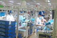 Nhiều doanh nghiệp cho công nhân nghỉ làm tránh bão