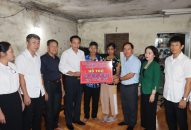 Quận Hồng Bàng: Thăm và trao kinh phí hỗ trợ hộ gia đình ảnh hưởng bão số 3