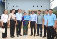 Chủ tịch Ủy ban MTTQ Việt Nam thành phố khảo sát công tác khắc phục hậu quả cơn Bão số 3 và trao kinh phí hỗ trợ tại huyện Cát Hải