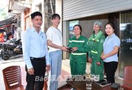 Công nhân Công ty TNHH MTV Môi trường đô thị Hải Phòng nhặt được tiền, trả lại người bị mất