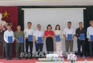 Trao kinh phí khuyến khích, hỗ trợ kiểm soát tình trạng mất cân bằng giới tính khi sinh đối với 8 hộ gia đình