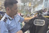 Tạm giữ gần 800 sản phẩm thời trang nghi giả mạo ở Hải Phòng