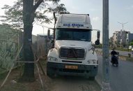 Phạt một lái xe điều khiển ô tô đầu kéo dừng đỗ trái phép trên vỉa hè dành cho người đi bộ ở quận Kiến An