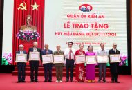 Quận Kiến An long trọng tổ chức Lễ trao tặng Huy hiệu Đảng đợt 07/11/2024