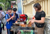 Kiểm soát bán đồ ăn ở cổng trường học