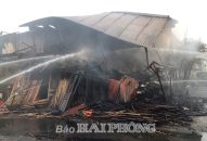Cháy bãi tập kết vật liệu trên đường Lán Bè, phường Lam Sơn (quận Lê Chân)