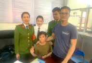 Công an quận Kiến An bàn giao một cháu bé bị lạc cho gia đình