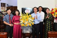 Chủ tịch HĐND thành phố thăm, chúc mừng nhà giáo tiêu biểu nhân kỷ niệm 42 năm Ngày Nhà giáo Việt Nam