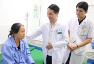 Người bệnh 60 tuổi vỡ oà xúc động khi nhìn thấy ánh sáng sau phẫu thuật