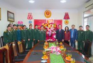 Chủ tịch HĐND thành phố Phạm Văn Lập thăm, tặng quà một số đơn vị Quân đội trên địa bàn thành phố