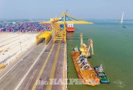 Di chuyển thiết bị cẩu tại Cảng Hoàng Diệu phục vụ thi công cầu Nguyễn Trãi