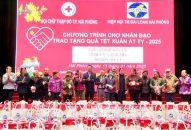 Trao 400 suất quà, chăm lo Tết cho người yếu thế