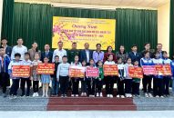 Trao 2.000 suất quà tết cho trẻ em có hoàn cảnh khó khăn trên địa bàn thành phố nhân dịp Tết Nguyên đán Ất Tỵ 2025