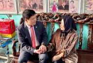 Phó Chủ tịch UBND thành phố Hoàng Minh Cường thăm, tặng quà các gia đình người có công trên địa bàn thành phố