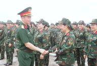 Lãnh đạo Bộ Chỉ huy quân sự thành phố kiểm tra luyện tập đội ngũ và diễu hành quần chúng