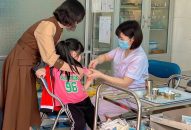 Khẩn trương triển khai tiêm phòng sởi cho học sinh