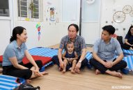 Các đồng chí lãnh đạo thành phố Hải Phòng động viên người dân tạm lánh, tránh trú bão số 3