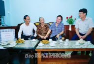Các đồng chí lãnh đạo TP Hải Phòng thăm, tặng quà Bà mẹ Việt Nam anh hùng, mẹ liệt sĩ
