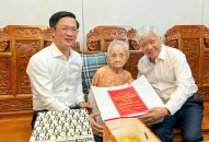 Đồng chí Đỗ Văn Chiến, Ủy viên Bộ Chính trị, Chủ tịch Ủy ban Trung ương MTTQ Việt Nam thăm, tặng quà người có công với cách mạng tại Hải Phòng