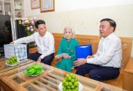 Đồng chí Trần Cẩm Tú – Ủy viên Bộ Chính trị, Thường trực Ban Bí thư thăm, tặng quà các gia đình chính sách tại phường Gia Viên và Hải An