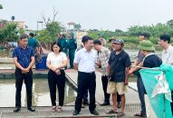 Phó Chủ tịch UBND thành phố Trần Văn Quân kiểm tra công tác phòng chống lụt bão, đảm bảo an toàn các lồng bè nuôi cá trên sông