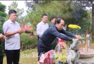 Đoàn cán bộ lãnh đạo thành phố Hải Phòng dâng hương trước mộ Đại tướng Võ Nguyên Giáp