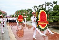 Thường trực Ban Bí thư Trần Cẩm Tú cùng lãnh đạo thành phố dâng hương tại Đài tưởng niệm các Anh hùng liệt sỹ thành phố