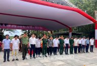 Đồng chí Bí thư Thành ủy Lê Tiến Châu dâng hương tại các nghĩa trang liệt sĩ quốc gia tỉnh Quảng Trị