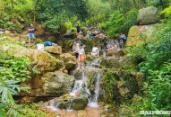 Suối Côn sơn hút khách ngày hè