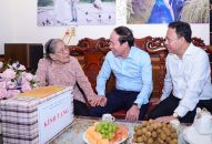 Bí thư Thành ủy Lê Tiến Châu thăm, tặng quà Mẹ Việt Nam anh hùng trên địa bàn phường Trần Hưng Đạo