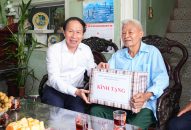 Bí thư Thành uỷ Lê Tiến Châu thăm, tặng quà người có công với cách mạng tại xã Thanh Hà