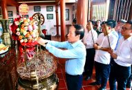 Bí thư Thành uỷ Lê Tiến Châu dâng hương tại Nhà tưởng niệm Bác Hồ ở xã Trần Phú